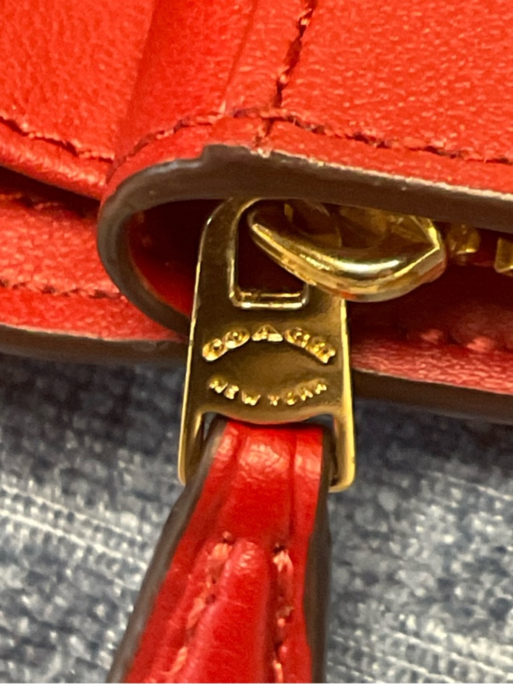 THIS STUNNING Medium Corner Zip Wallet FROM “COACH” In Signature Canvas/Leather! - Picture 6 of 6